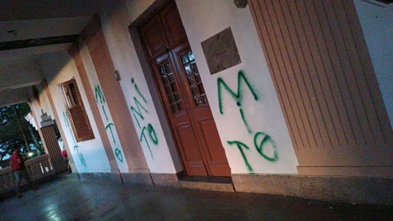 Unidade do MST em Pernambuco é pichada com suásticas e palavra 'mito'
