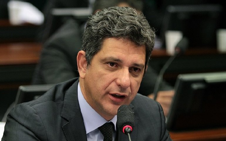 Flávio Bolsonaro tentou esconder participação de família em ataques, diz senador