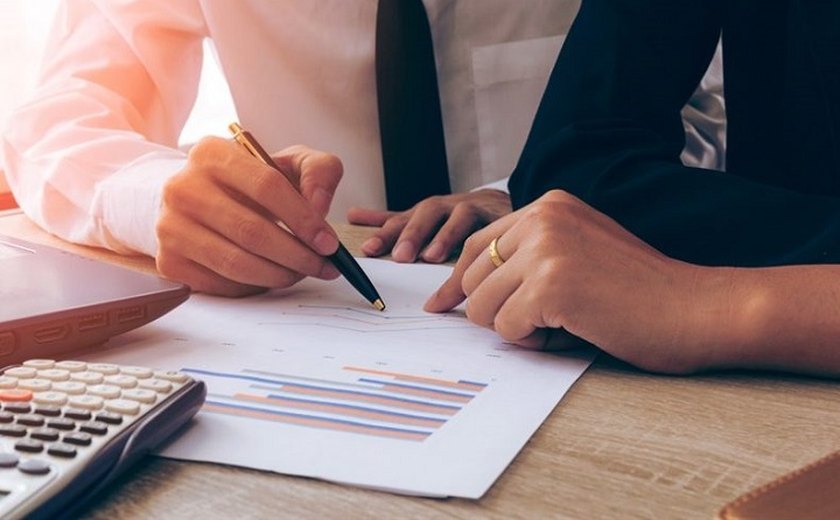 Casal oferece descontos de até 90% para clientes se regularizarem