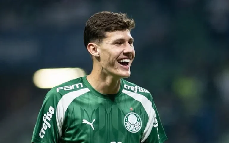 Benedetti festeja estreia no profissional do Palmeiras e espera seguir os passos de Vitor Reis