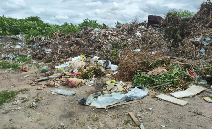 Parte do lixão em atividade em São José da Tapera Parte do lixão em atividade em São José da Tapera