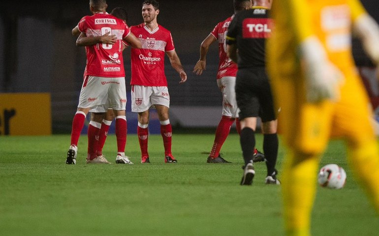 Com golaço de Anselmo Ramon, CRB supera Sampaio Corrêa e vence a 1ª na Série B
