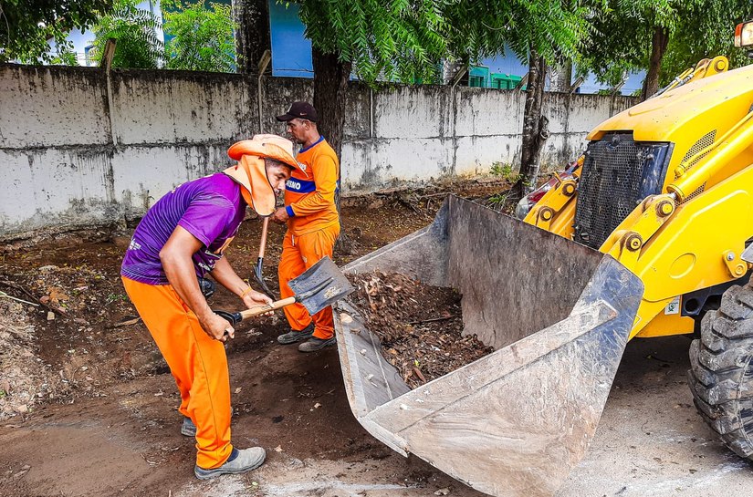Um dia após fortes chuvas, limpeza continua nas ruas de Palmeira