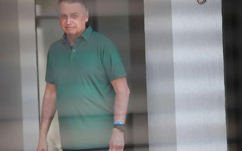 Bolsonaro completa 100 dias de prisão domiciliar sob risco de transferência para presídio