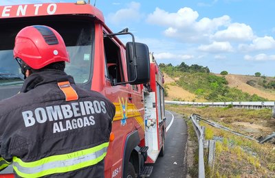 Bombeiros atendem vítimas de colisão com capotamento em São Sebastião