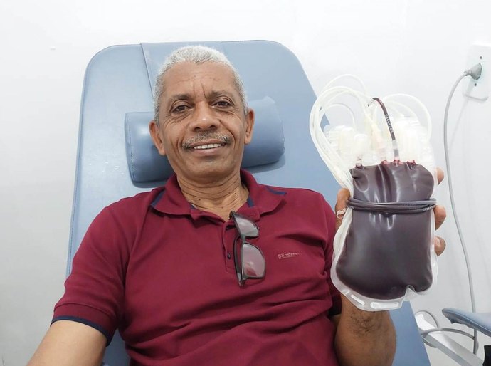 Vidraceiro comemora seis décadas de vida doando sangue no Hemoal
