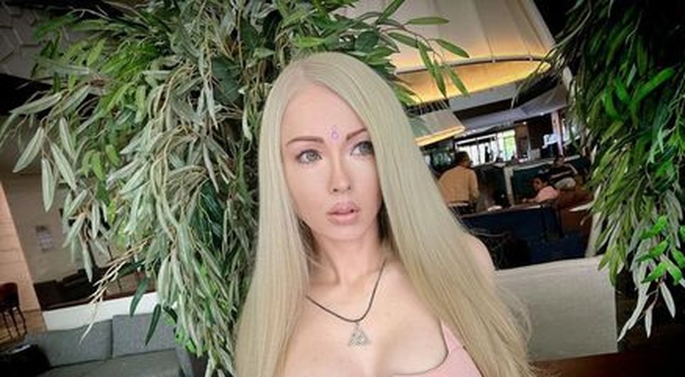 'Barbie humana' é acusada de comandar espécie de seita e envenenar milhões de pessoas