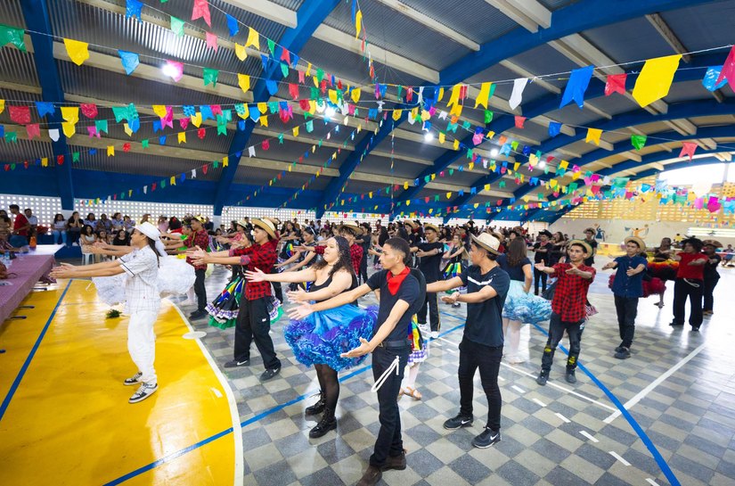 Quadrilhas, forró e muita tradição movimentam festas juninas das escolas estaduais