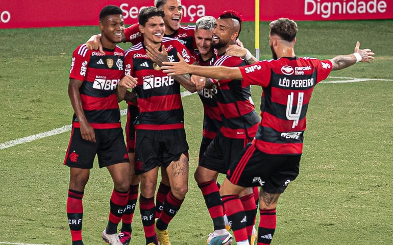 Flamengo espanta má fase e vence Coritiba na estreia do Brasileirão