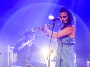 A música/cantora Ana Galganni iniciou o show musical , após a solenidade de entrega dos trofeus