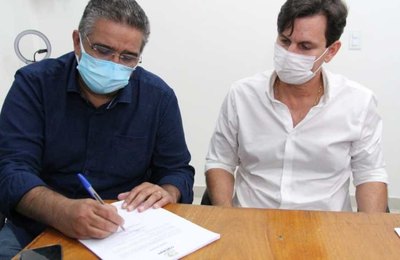 Prefeito Marcelo Beltrão dá posse a Pedro Madeiro como secretário de Saúde de Coruripe