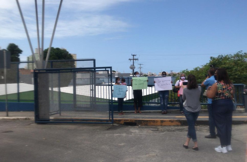 Pacientes oncológicas protestam na porta do Hospital Universitário