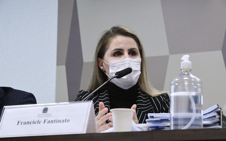 Francieli diz que nenhuma bula das vacinas é contraindicada a gestantes