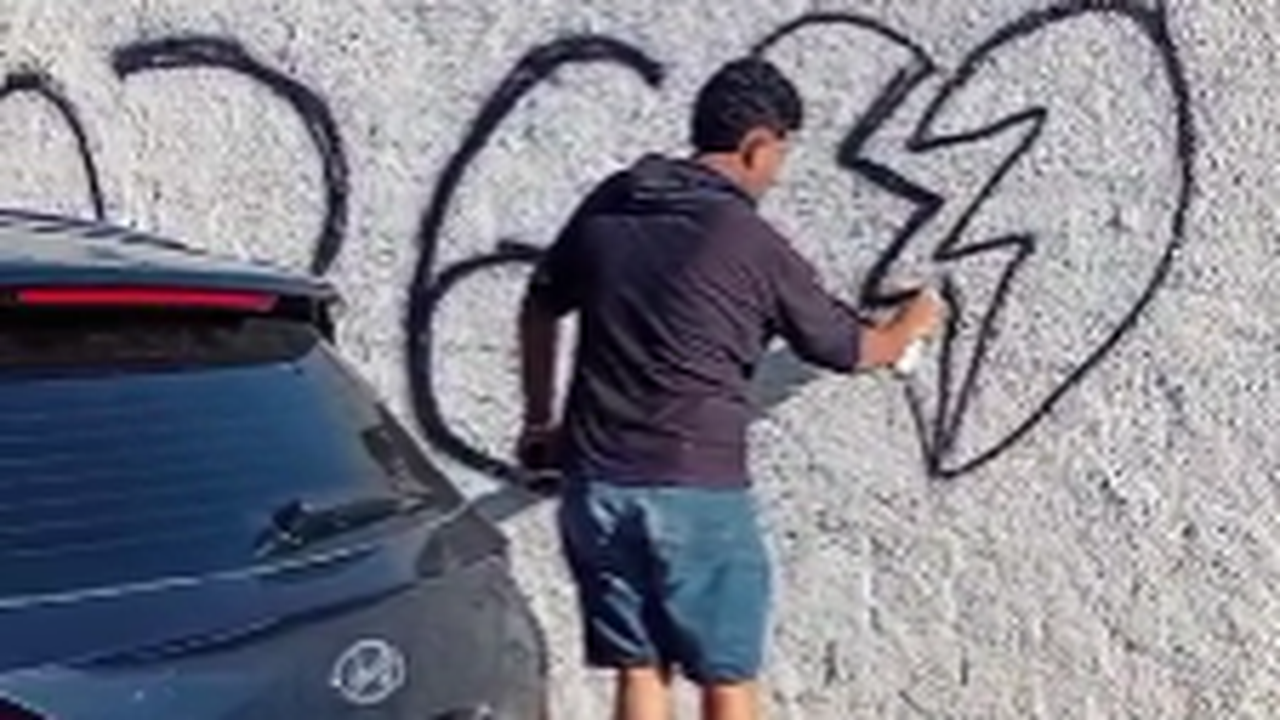 Homem é flagrado pichando muro recém-pintado do Cemitério São Luís, em Maceió