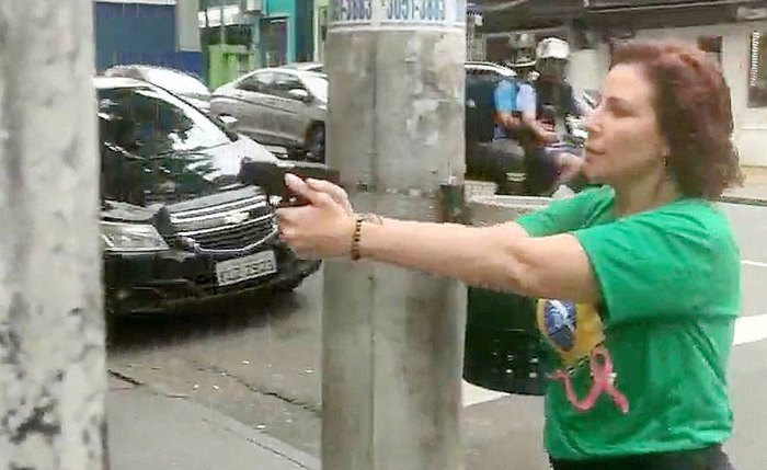 Carla Zambelli perseguiu um homem negro junto com seus seguranças no bairro Jardins, em São Paulo Carla Zambelli perseguiu um homem negro junto com seus seguranças no bairro Jardins, em São Paulo