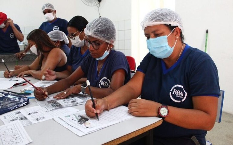 Educação realiza cerimônia de formatura de funcionários da rede que participaram do Projeto Autoestima