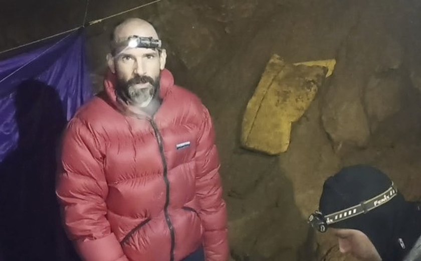 Socorristas tentam tirar norte-americano preso há quase 1 semana em caverna na Turquia