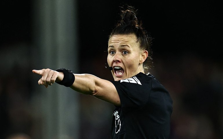 Jogo da Premier League é apitado por uma mulher pela primeira vez na história