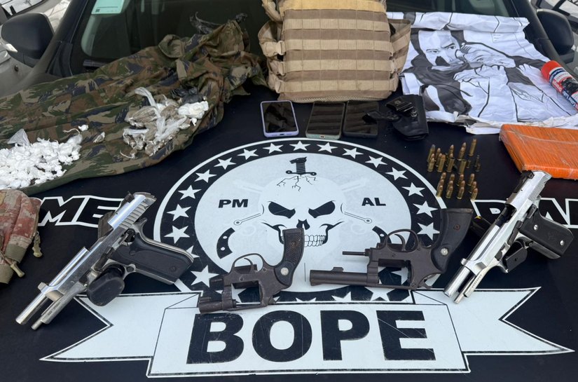 Operação cumpre mandado no Conjunto Carminha e apreende armas, drogas e equipamentos táticos