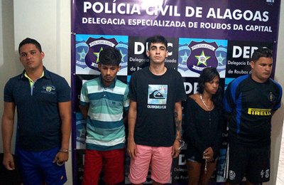 Polícia prende e apresenta quadrilha especializada em roubos na capital