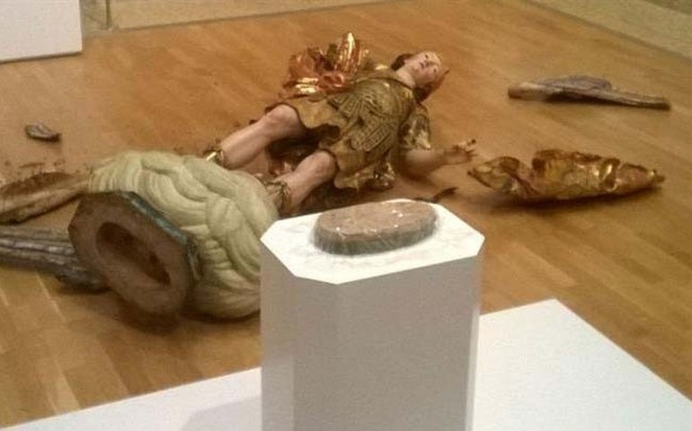 Brasileiro derruba estátua em museu em Lisboa ao tentar tirar selfie