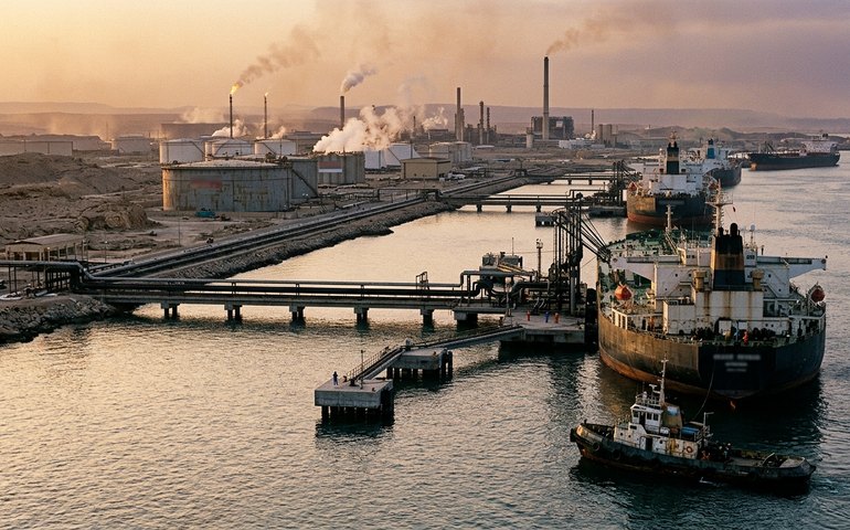 Nova escalada do conflito no Irã pressiona custo da energia e inflação; petróleo supera US$ 100