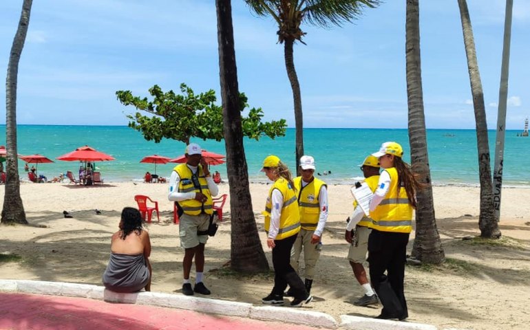 Ronda no Bairro presta assistência a mulher desaparecida na orla de Maceió