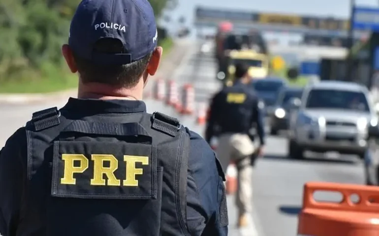 Na BR-116, no Paraná, acidente com duas carretas e um carro deixa 6 mortos