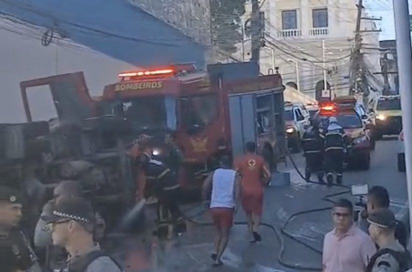 Três bombeiros ficam feridos após viatura tombar em colisão com carro, em Maceió
