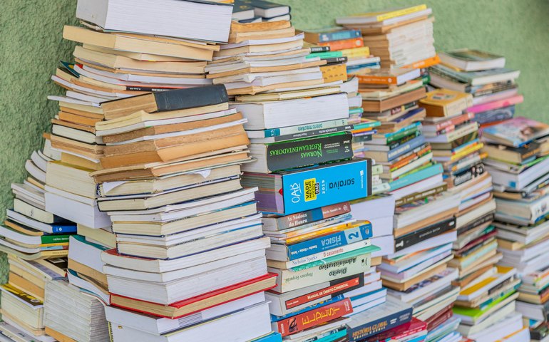 Governo de SC faz lista de livros proibidos e ordena que saiam de circulação