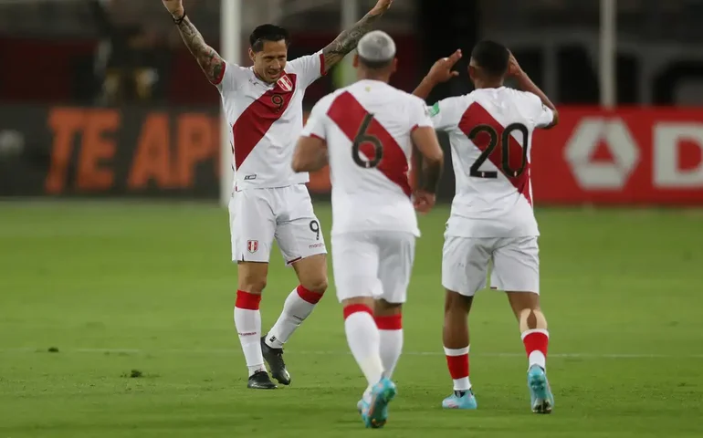 Para espantar a má fase: time peruano realiza ritual de purificação e aplica goleada; veja vídeo