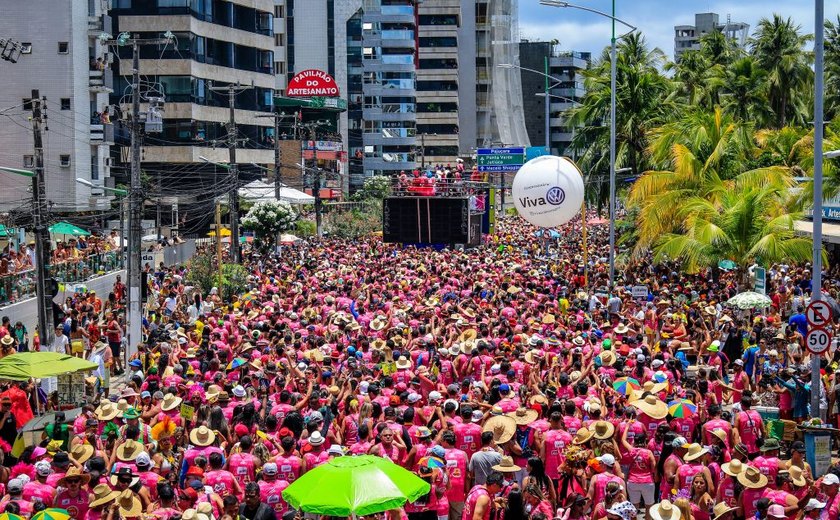 Foliões lotam orla de Maceió para aproveitar prévias carnavalescas