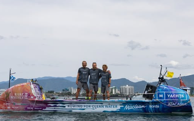 Irmãos escoceses batem recorde ao cruzar o Pacífico em barco a remo após 139 dias no mar
