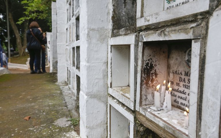 Preço de enterros triplica após concessão de cemitérios em SP