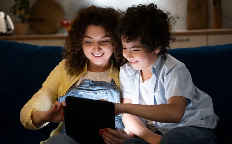 Internet na infância: presença dos pais é mais eficaz que aplicativos de controle, alerta especialista