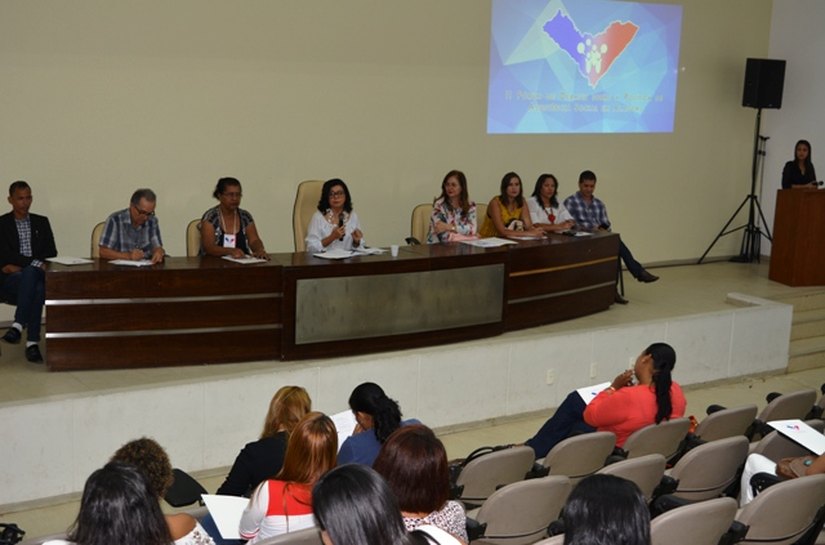 Profissionais da Semas participam de fórum sobre política social
