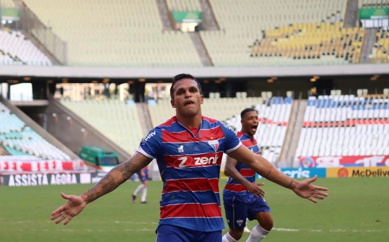 Atacante do Fortaleza é cercado e agredido com capacete ao sair de aeroporto