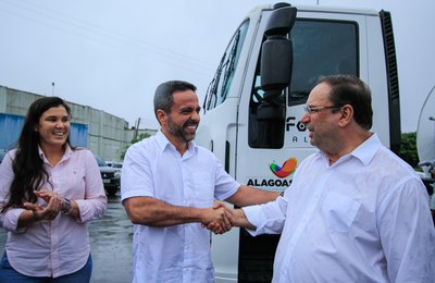 Governador Paulo Dantas entrega veículos do Fortalece Alagoas em Arapiraca