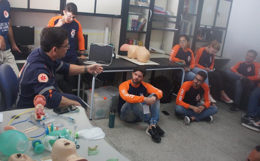 Samu treina estudantes de medicina para atendimento pré-hospitalar