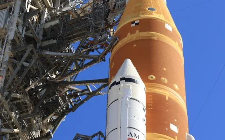 NASA planeja realizar a primeira missão lunar com astronautas do programa Artemis em março, após sucesso nos testes de abastecimento