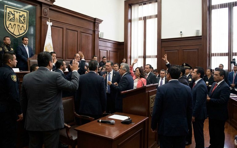 Confusão interrompe sessão no Congresso da Cidade do México