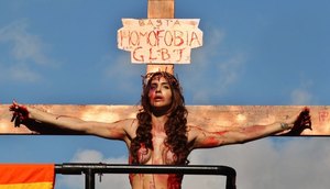 CNBB divulga nota contra transexual crucificado
