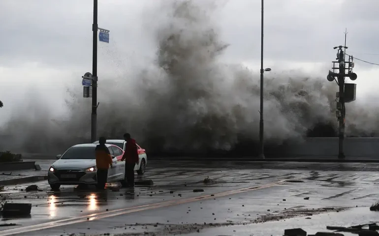 Tufão Wipha derruba árvores e causa grandes interrupções em voos na China