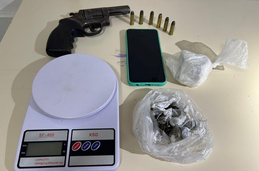 Suspeito de tráfico é preso com arma e drogas em Maceió