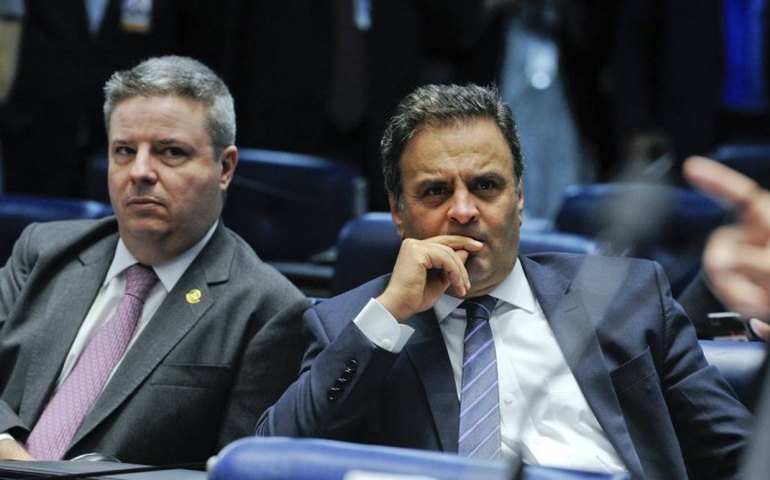 Disputa entre Aécio e PSL trava divisão de comissões na Câmara