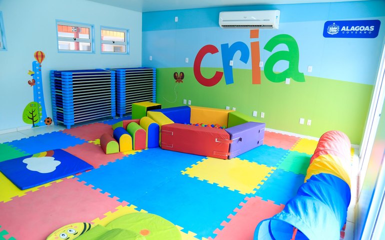 Secretária de Estado da Educação visita Creche Cria na Grota do Cigano
