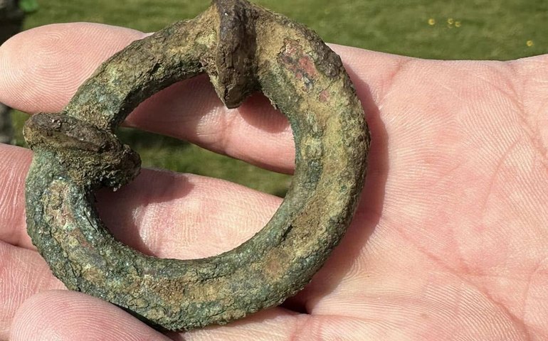 Equipe militar descobre tesouro da Idade do Ferro sob uma pista de pouso no Reino Unido (FOTOS)