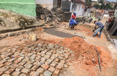 Prefeitura de Branquinha realiza recuperação em pavimentação de rua  