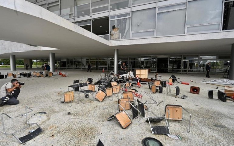 Mídia: STF e Congresso costuram acordo e PL para diminuir pena de presos do 8/1 deve ser apresentado