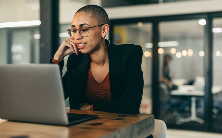 Plataforma de comércio digital oferece bolsas de estudo e formação técnica para pessoas negras